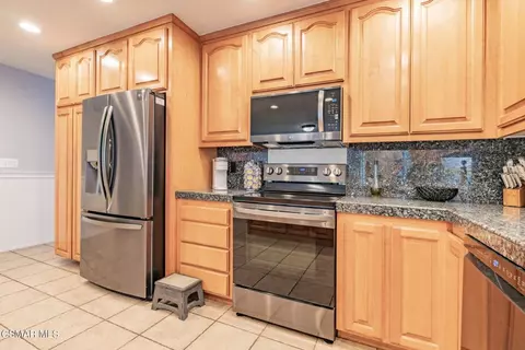 Kitchen - 1816 Hillary Ct, Simi Valley, CA 93065 photo 5 of 7