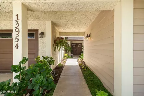 Entry Way - 13954 Keisha Dr, Moorpark, CA 93021 photo 1 of 2