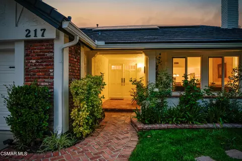217 Parkview Dr, Oak Park, CA 91377