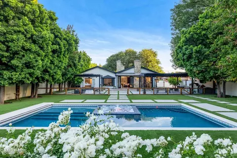 22661 Calvert St, Woodland Hills, CA 91367