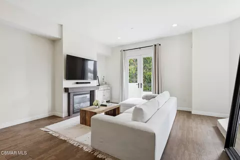 Living - 4541 Colfax Ave #101, Studio City, CA 91602 photo 2 of 4