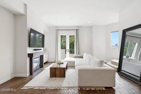 Living - 4541 Colfax Ave #101, Studio City, CA 91602 photo 1 of 4