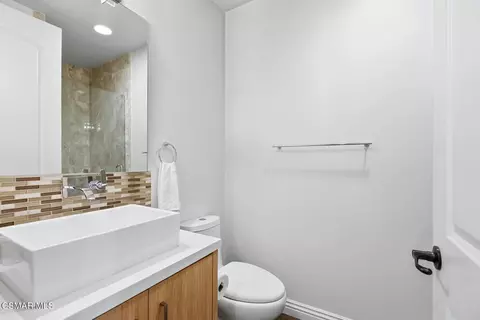 Bath - 4541 Colfax Ave #101, Studio City, CA 91602 photo 1 of 4