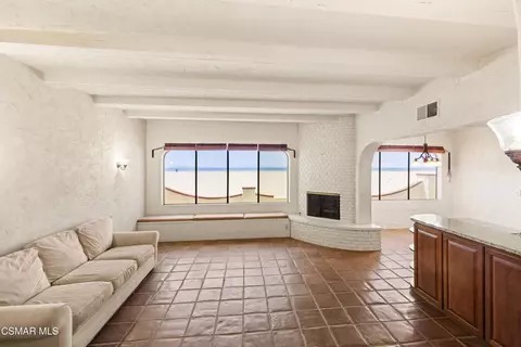 Living - 3505 Ocean Dr, Oxnard, CA 93035 photo 1 of 3
