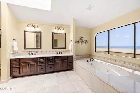 Bath - 3505 Ocean Dr, Oxnard, CA 93035 photo 2 of 5