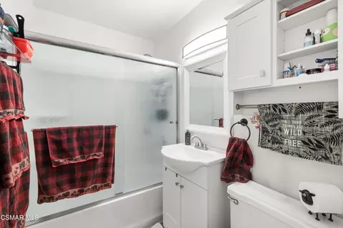 Bath - 1559 Buckskin Ave, Simi Valley, CA 93065 photo 2 of 2