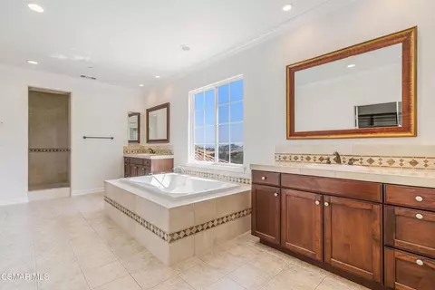 Bath - 318 Loire Valley Dr, Simi Valley, CA 93065 photo 3 of 7