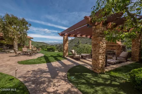 Exterior - 318 Loire Valley Dr, Simi Valley, CA 93065 photo 7 of 9