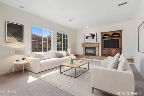 Living - 318 Loire Valley Dr, Simi Valley, CA 93065 photo 3 of 4