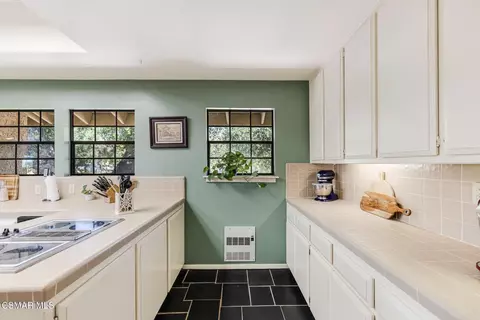Kitchen - 1365 Oak Ave, Fillmore, CA 93015 photo 2 of 7
