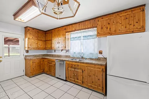 Kitchen - 1790 Casarin St, Simi Valley, CA 93065 photo 2 of 3