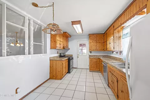 Kitchen - 1790 Casarin St, Simi Valley, CA 93065 photo 1 of 3