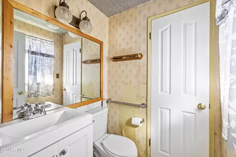 Bath - 1790 Casarin St, Simi Valley, CA 93065 photo 1 of 2