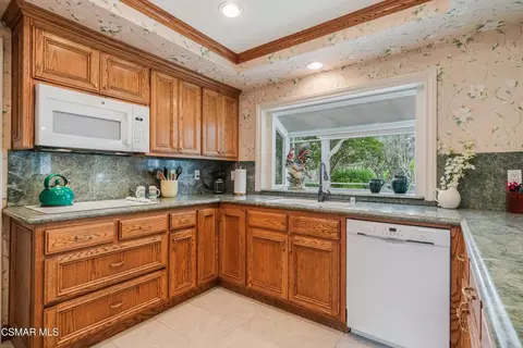 Kitchen - 351 Buckboard Cir, Simi Valley, CA 93065 photo 2 of 5