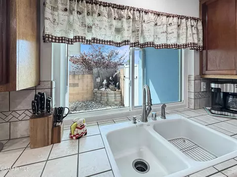 Kitchen - 276 Hermes St, Simi Valley, CA 93065 photo 3 of 5