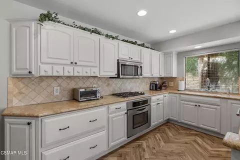 Kitchen - 2264 Birchglen St #147, Simi Valley, CA 93063 photo 2 of 5