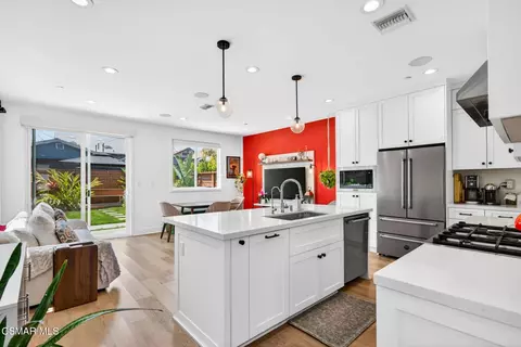 1135 N Commonwealth Ave, Los Angeles, CA 90029