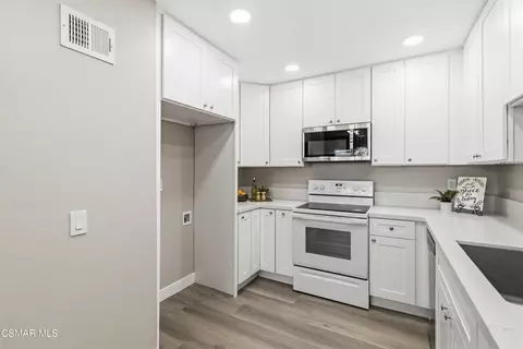 Kitchen - 569 Spring Rd #50, Moorpark, CA 93021 photo 2 of 2