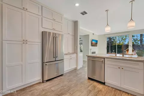 Kitchen - 531 Shadow Ln, Simi Valley, CA 93065 photo 2 of 6