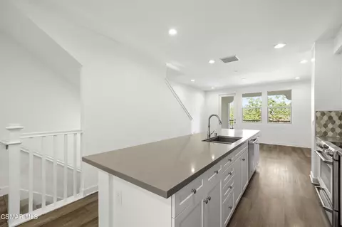 Entry Way - 45 Jensen Ct, Thousand Oaks, CA 91360 photo 3 of 4