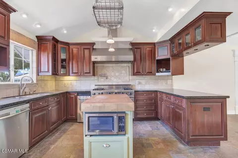 Kitchen - 4985 Bowie Ct, Simi Valley, CA 93063 photo 3 of 6
