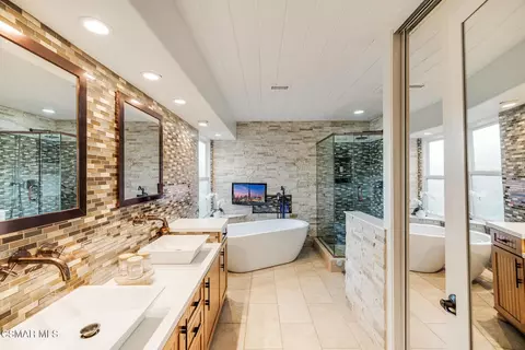 Bath - 12692 Hillside Dr, Moorpark, CA 93021 photo 2 of 5