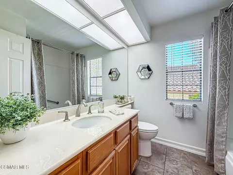 Bath - 657 Cartpath Pl, Simi Valley, CA 93065 photo 3 of 3