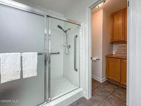 Bath - 657 Cartpath Pl, Simi Valley, CA 93065 photo 2 of 3