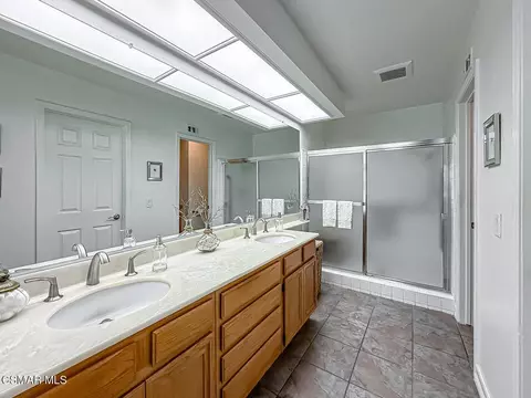 Bath - 657 Cartpath Pl, Simi Valley, CA 93065 photo 1 of 3