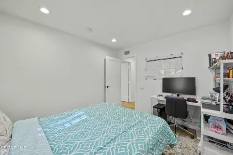 Bedroom - 3066 Apache Cir, Thousand Oaks, CA 91360 photo 4 of 7