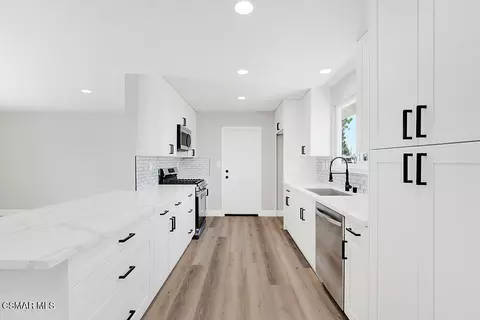 Entry Way - 1548 Wallace St, Simi Valley, CA 93065 photo 2 of 4