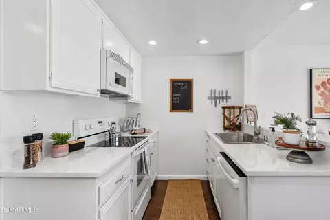 Kitchen - 586 Durango Ct, Camarillo, CA 93010 photo 3 of 4