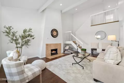 Living - 586 Durango Ct, Camarillo, CA 93010 photo 2 of 7