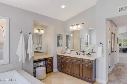 Bath - 12376 Palmer Dr, Moorpark, CA 93021 photo 4 of 8