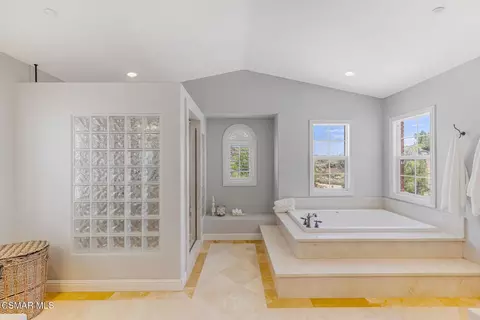 Bath - 12376 Palmer Dr, Moorpark, CA 93021 photo 3 of 8