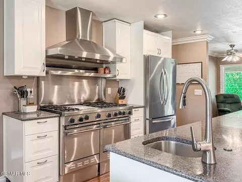 Kitchen - 1351 Rambling Rd, Simi Valley, CA 93065 photo 5 of 9