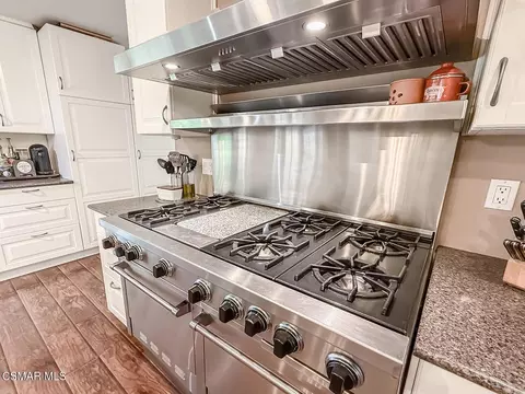 Kitchen - 1351 Rambling Rd, Simi Valley, CA 93065 photo 7 of 9