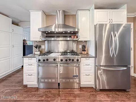 Kitchen - 1351 Rambling Rd, Simi Valley, CA 93065 photo 6 of 9