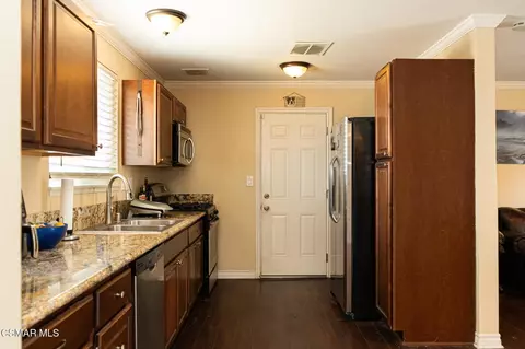 1662 Ahart St, Simi Valley, CA 93065