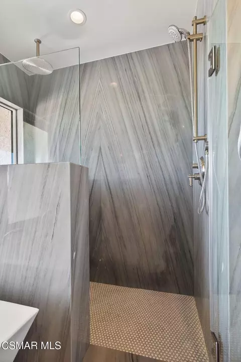 Bath - 818 Caliente Ln, Ventura, CA 93001 photo 6 of 12