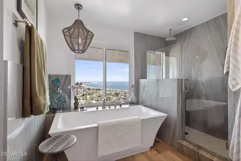 Bath - 818 Caliente Ln, Ventura, CA 93001 photo 2 of 12