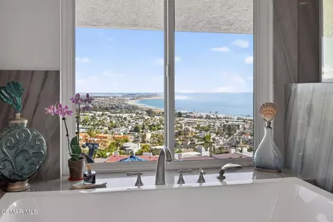 Bath - 818 Caliente Ln, Ventura, CA 93001 photo 4 of 12