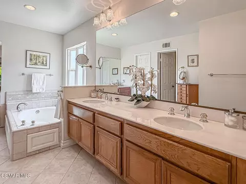 Bath - 3029 Bianca Cir, Simi Valley, CA 93063 photo 5 of 10