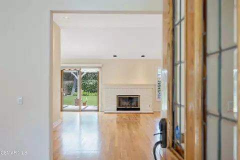 Entry Way - 5490 Wembly Ave, Oak Park, CA 91377 photo 2 of 2