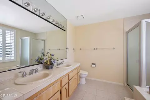 Bath - 5490 Wembly Ave, Oak Park, CA 91377 photo 2 of 2