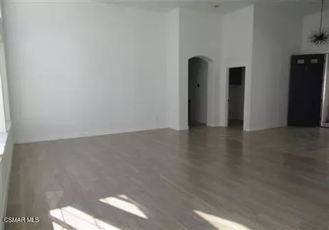 Living - 986 Lincoln Ct, Simi Valley, CA 93065 photo 2 of 4