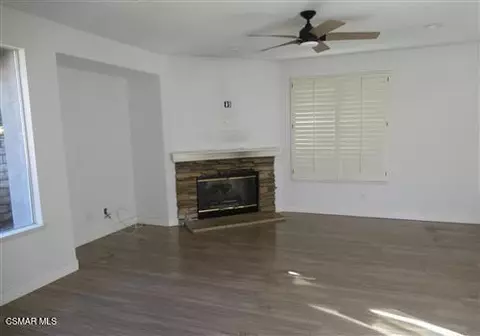 Living - 986 Lincoln Ct, Simi Valley, CA 93065 photo 3 of 4