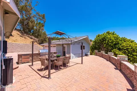Exterior - 315 N Loop Dr, Camarillo, CA 93010 photo 4 of 8