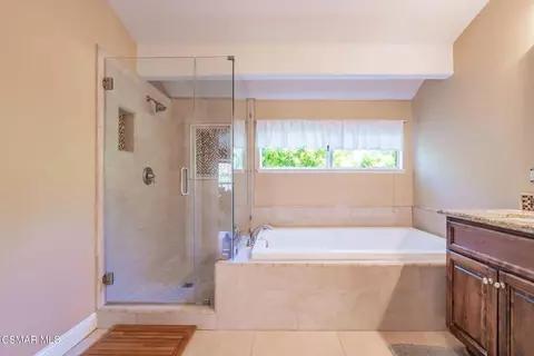 Bath - 776 Holbertson Ct, Simi Valley, CA 93065 photo 5 of 10