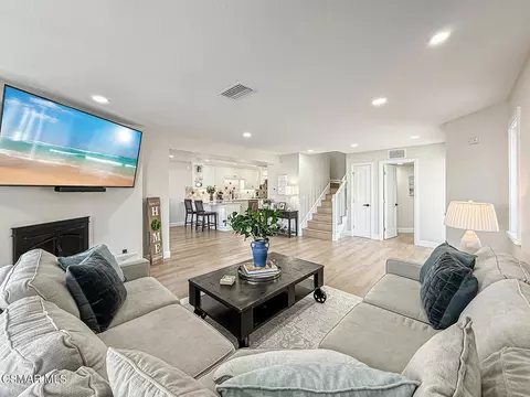 Living - 2014 Peninsula Rd, Oxnard, CA 93035 photo 3 of 4